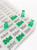 1.5 mL gummivorm beer - 296 holtes - schuine close-up, met smaragdgroene gummies, doorschijnend