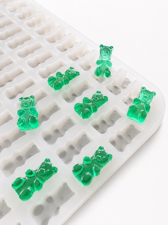 1.5 mL gummivorm beer - 296 holtes - schuine close-up, met smaragdgroene gummies, doorschijnend