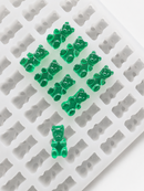 1.5 mL gummivorm beer - 296 holtes - close-up, met smaragdgroene gummies