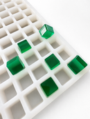 2.85 mL kubus-gummivorm, 315 holtes — schuin aanzicht met doorschijnende smaragdgroene gummies