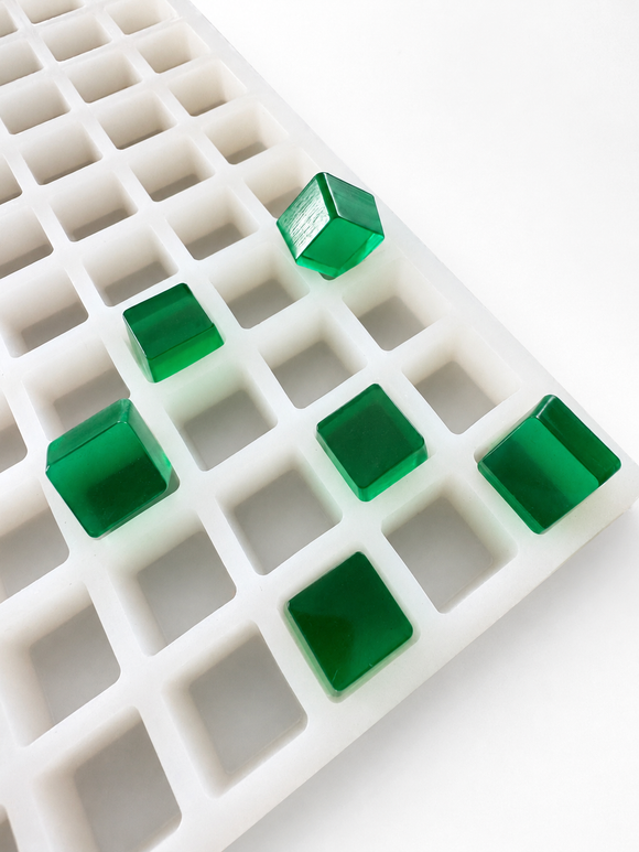 2.85 mL kubus-gummivorm, 315 holtes — schuin aanzicht met doorschijnende smaragdgroene gummies