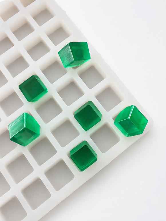 Close-up van de 2.85 mL kubus-gummivorm met 315 holtes, holtediepte en groene gummies