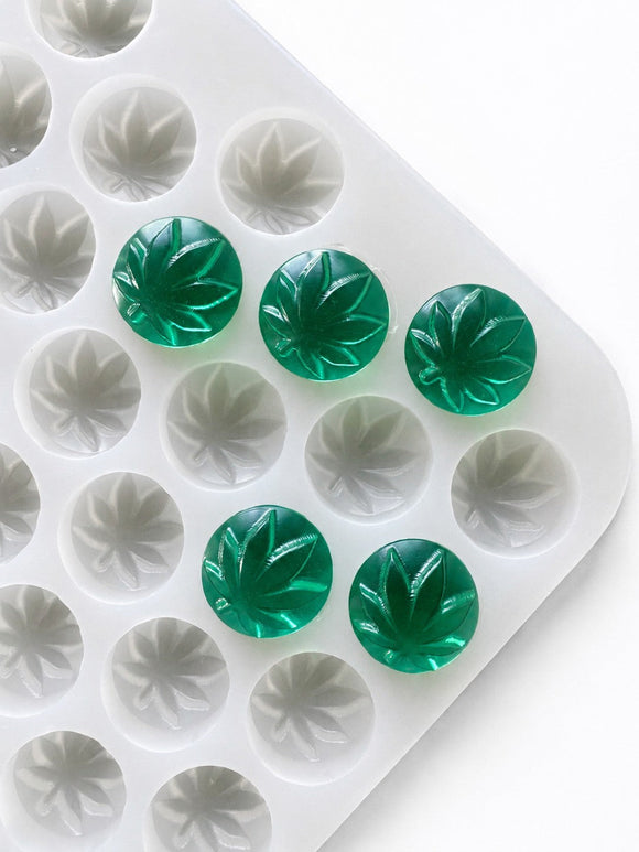 3.1 mL blad-gummivorm, 185 holtes — schuin aanzicht met smaragdgroene gummies