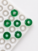 3.4 mL gummivorm perzikring - 108 holtes - schuin aanzicht, met smaragdgroene gummies, doorschijnend