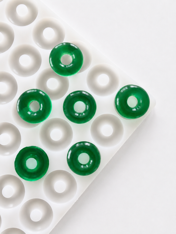3.4 mL gummivorm perzikring - 108 holtes - schuin aanzicht, met smaragdgroene gummies, doorschijnend