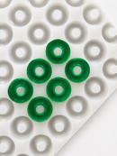 3.4 mL gummivorm perzikring - 108 holtes - close-up, met smaragdgroene gummies