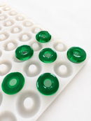 3.4 mL gummivorm perzikring - 108 holtes - productaanzicht, op witte achtergrond, met smaragdgroene gummies