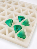 3.5 mL gummivorm diamant - 173 holtes - close-up, op witte achtergrond, met smaragdgroene gummies