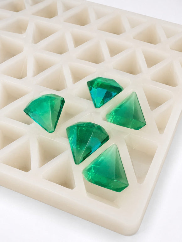 3.5 mL gummivorm diamant - 173 holtes - close-up, op witte achtergrond, met smaragdgroene gummies