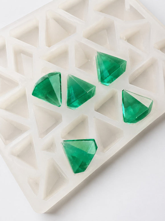3.5 mL gummivorm diamant - 173 holtes - schuin aanzicht, met smaragdgroene gummies, doorschijnend
