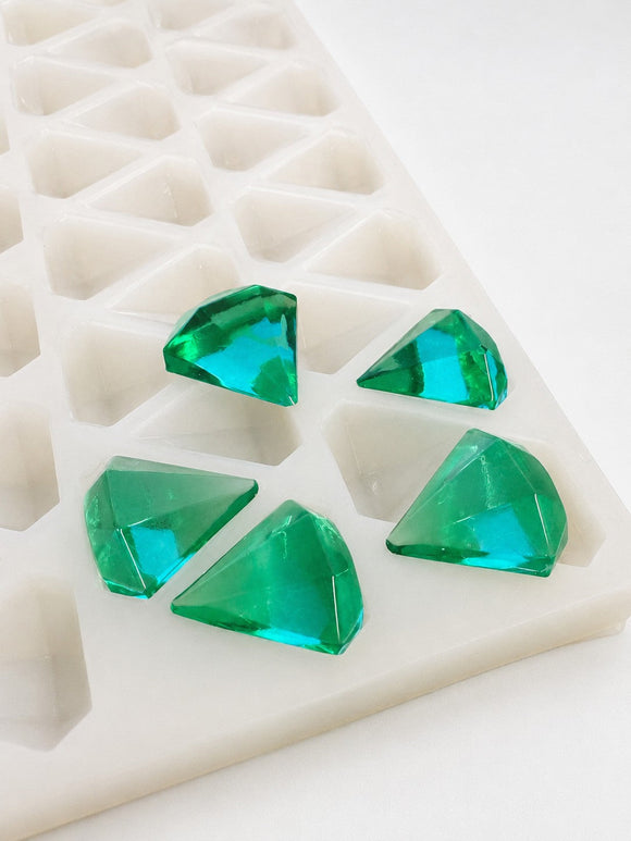 3.5 mL gummivorm diamant - 173 holtes - schuine close-up, met smaragdgroene gummies