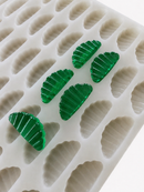 3 mL sinaasappelpart-gummivorm, 140 holtes — schuine close-up met groene gummies