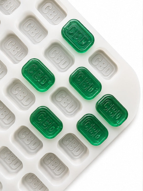 4 mL baksteen-gummivorm, 185 holtes — schuin bovenaanzicht met smaragdgroene CBD-gummies
