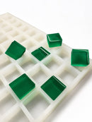 6 mL gummivorm voor vierkante gummies, 165 holtes — schuin zijaanzicht; doorschijnende smaragdgroene vierkante gummies; witte achtergrond