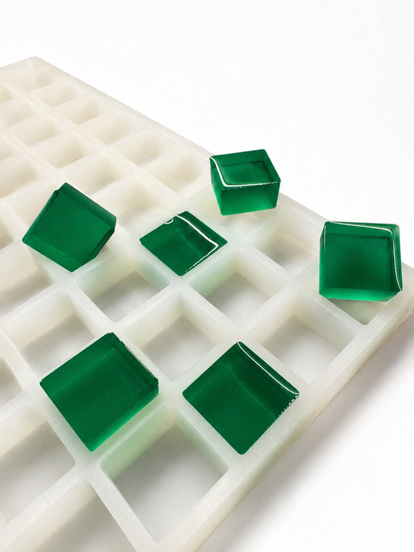6 mL gummivorm voor vierkante gummies, 165 holtes — schuin zijaanzicht; doorschijnende smaragdgroene vierkante gummies; witte achtergrond