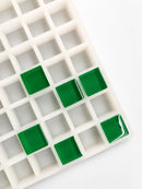 6 mL gummivorm voor vierkante gummies, 165 holtes — schuin bovenaanzicht; smaragdgroene vierkante gummies; witte achtergrond