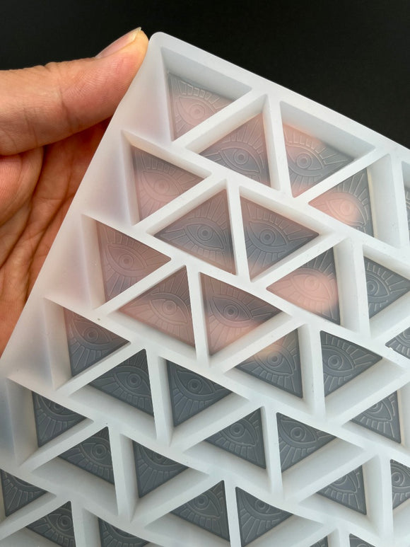 5.1 ml Pyramid Triangle Gummy Mold - 220 holtes